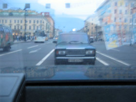 Машина, которая следовала за активистами ОГФ в Санкт-Петербурге. Фото Каспарова. Ru