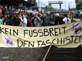 Демонстранты блокируют шествие неонацистов во Франкфурте-на-Майне 7 июля. Фото с сайта www.dw-world.de