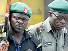 Сотрудники службы безопасности Нигерии. Фото: Reuters