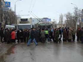 Перекрытие улицы, фото с сайта v1.ru
