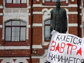 Памятник Ленина с плакатом. Фото с сайта: fontanka.ru