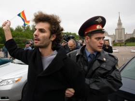 Гей-активист и полицейский. Фото: www.yaicom.ru