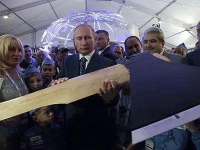 Путин с топором на авиасалоне МАКС-2015, 25.8.15. Источник - http://www.mk.ru/