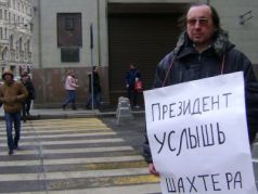 Александр Гартман на пикете в Москве. Фото: trudoros.narod.ru