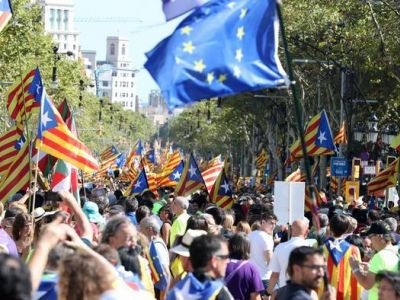 Флаги Каталонии и ЕС на демокстрации в Барселоне. Фото: 1news.az