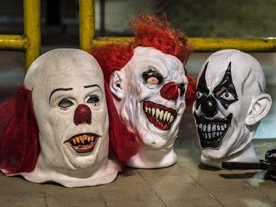Маски злобных клоунов. Фото: pikabu.ru