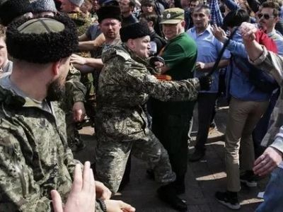 Нападение парамилитарной ОПГ (т.н. "казаков") на москвичей 5.5.18. Фото: mbk.media
