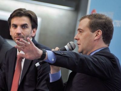 Михаил Абызов и Дмитрий Медведев. Фото: Коммерсантъ Михаил Абызов и Дмитрий Медведев. Фото: Коммерсантъ