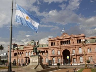 Флаг Аргентины и "Каса Росада" ("Розовый дом", президентский дворец). Фото: elpolitico.com