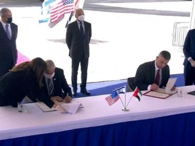 Премьер-министр Биньямин Нетаньяху (слева сзади) наблюдает, как делегация ОАЭ подписывает 4 новых соглашения о сотрудничестве в аэропорту Бен-Гурион, 20 октября 2020 г. Фото: GPO