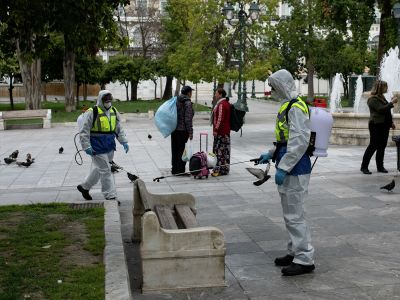 Рабочие дезинфицируют площадь Синтагма в Афинах. Фото: Alkis Konstantinidis / Reuters