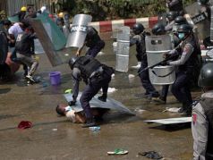 Полиция расправляется с протестующими в г. Монива (Мьянма), 3.03.21. Фото: www.rfa.org