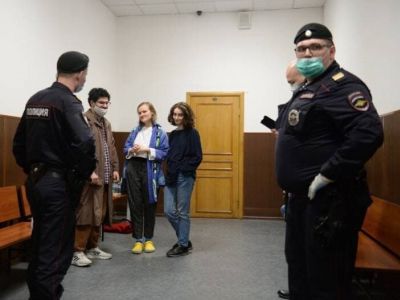 Редакция DOXA  в Басманном суде, 14.04.21. Фото: t.me/virus_novosti
