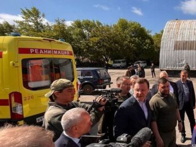 Самарский губернатор провожает машины в "ДНР". Фото: Владимир Лапкин, Каспаров.Ru