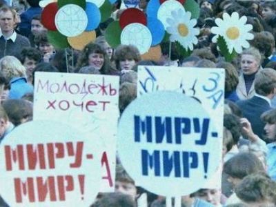 Советская первомайская демонстрация. Фото: www.vzsar.ru