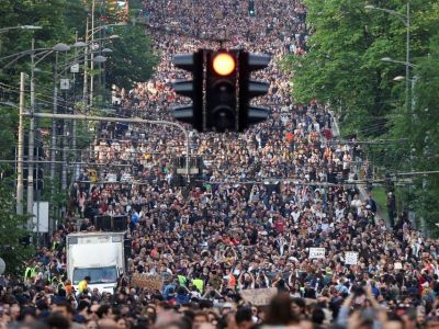 Десятки тысяч протестуют в Белграде после двух массовых расстрелов, 19 мая 2023 год. Фото: Marko Djurica / Reuters