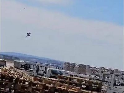 Момент крушения истребителя F-18. Фото: twitter.com/ZGZDenuncia