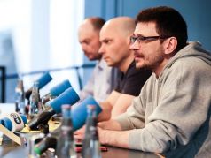 Илья Яшин (на первом плане) во время пресс-конференции в Германии после обмена заключенными. Фото: Евгений Фельдман / 