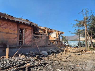 Поврежденный дом в результате сброса бомб в Пхочхоне. Фото: Рёнхап